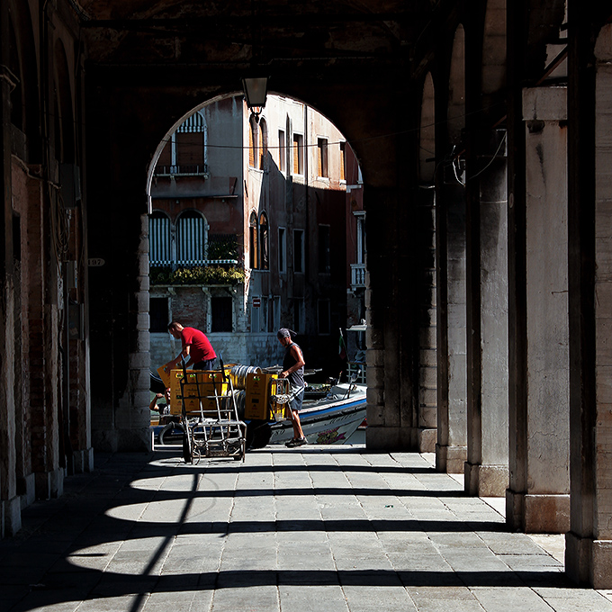 Momenti veneziani 33 - Operatori del mercato di Rialto.jpg